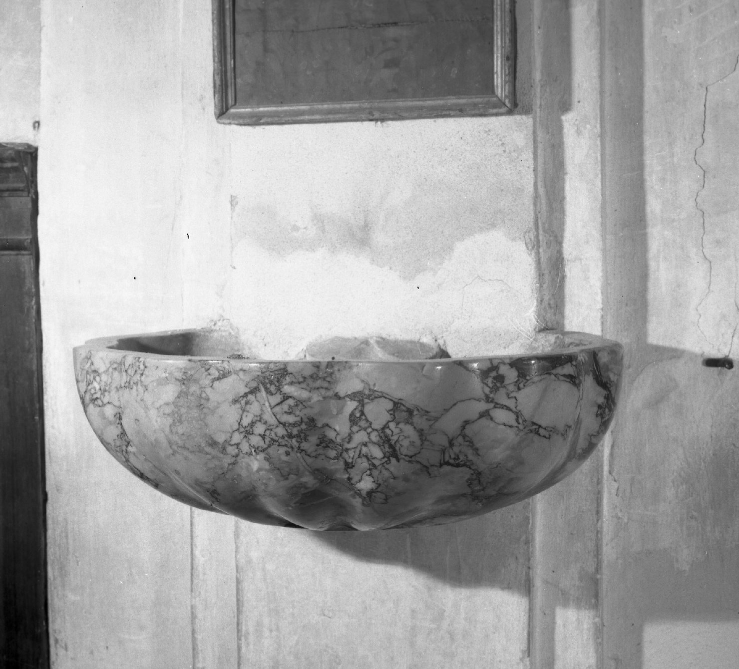 acquasantiera - a conchiglia, coppia - bottega toscana (terzo quarto sec. XVIII)