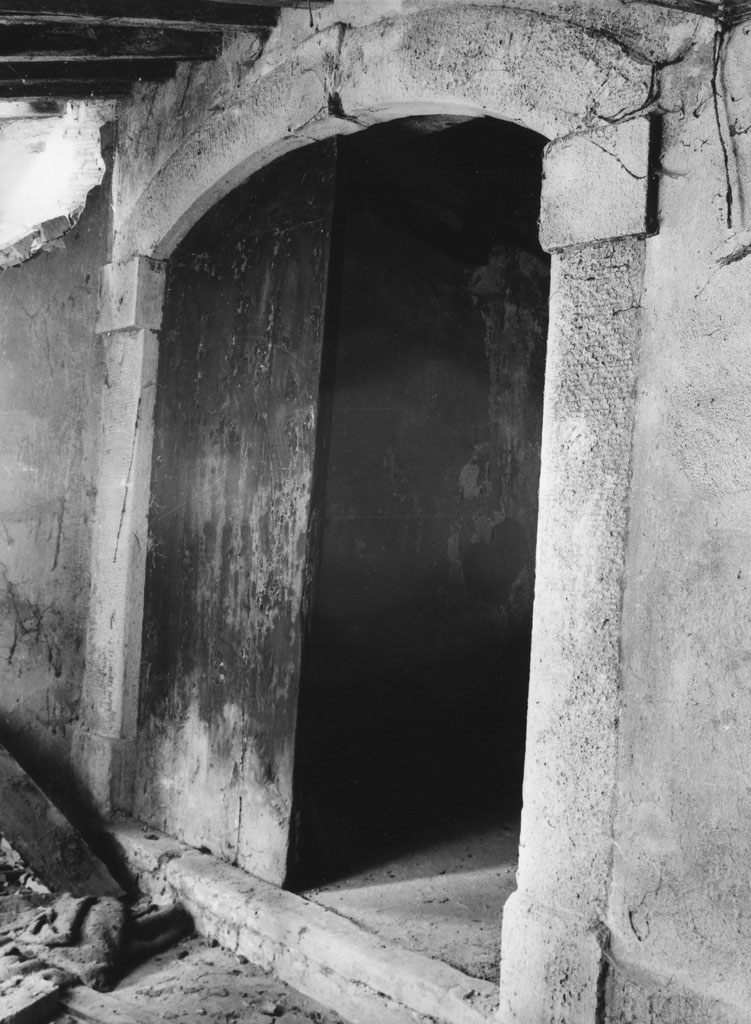 portale - ad arco ribassato - bottega toscana (fine/inizio secc. XVII/ XVIII)