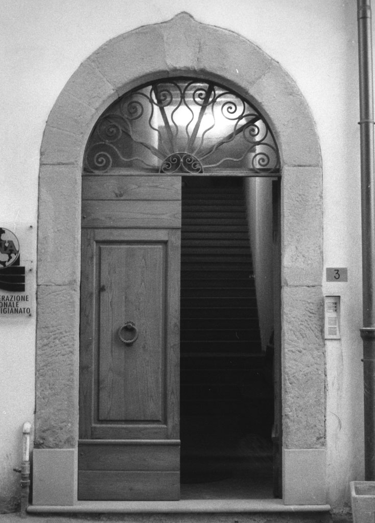 portale - ad arco - bottega toscana (fine/inizio secc. XVI/ XVII)