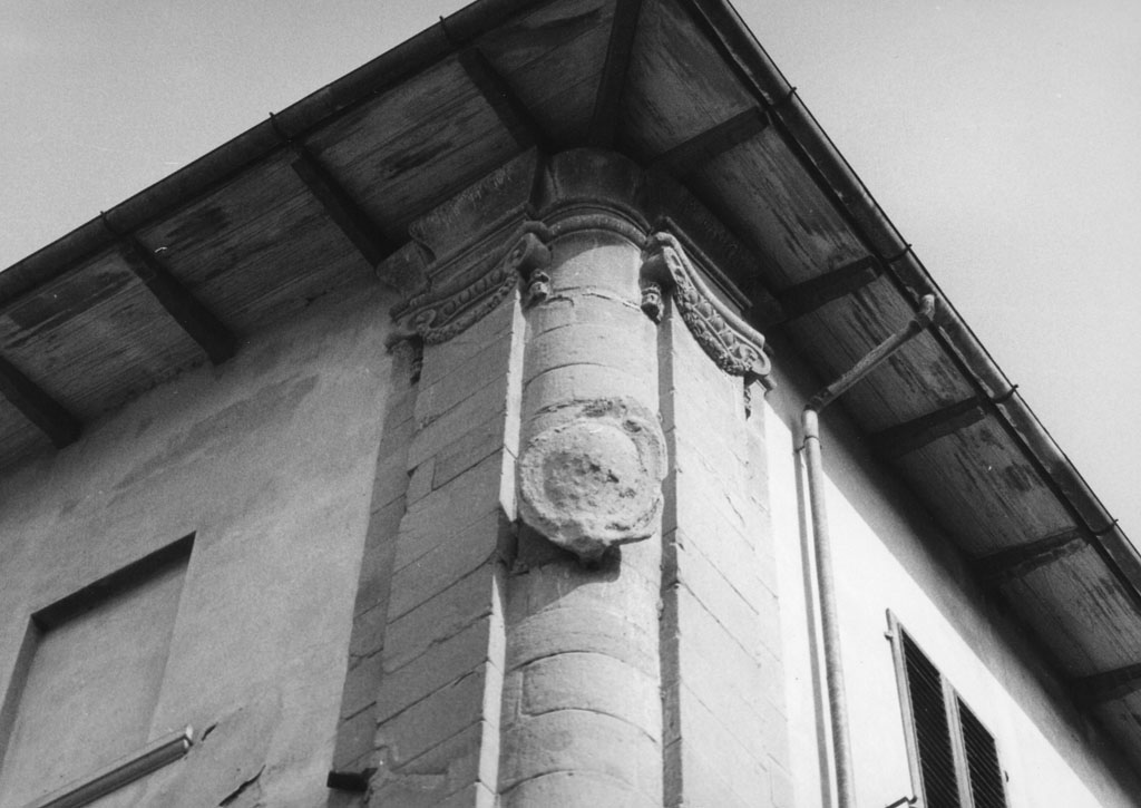 Stemma gentilizio della famiglia Dotti (scultura) - bottega toscana (sec. XVI)