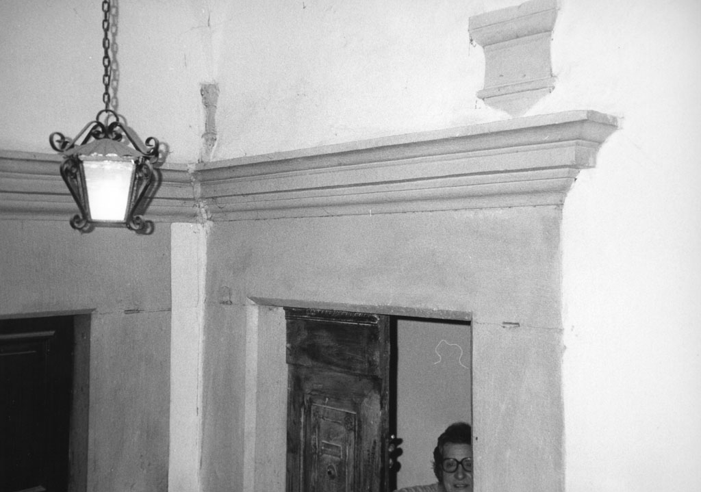 portale architravato, coppia - bottega toscana (fine/inizio secc. XVI/ XVII)