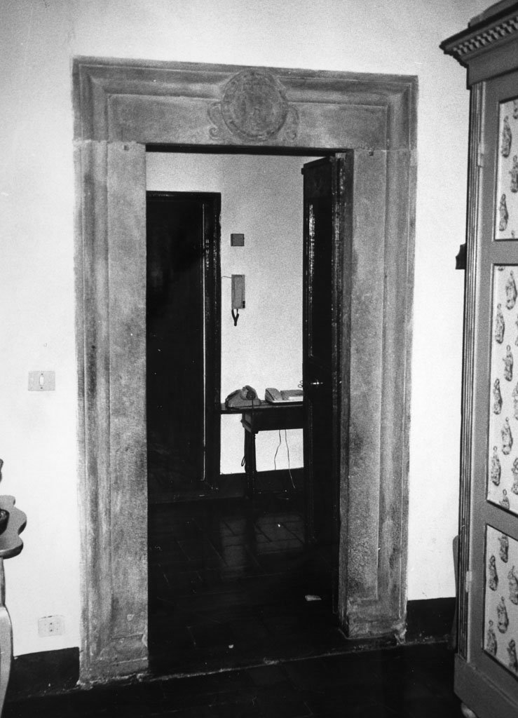 portale architravato - bottega toscana (fine/inizio secc. XV/ XVI)