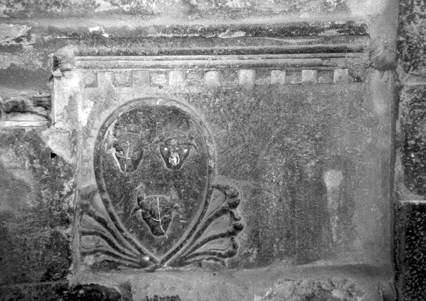 stemma (rilievo) - bottega cortonese (fine/inizio secc. XIII/ XIV)