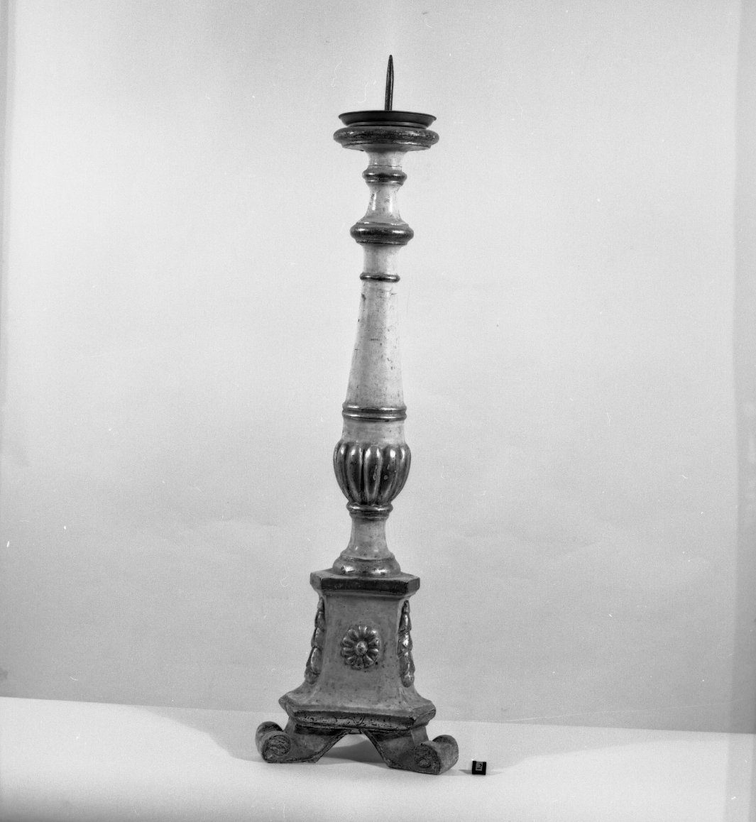 candeliere d'altare, serie - bottega toscana (primo quarto sec. XIX)