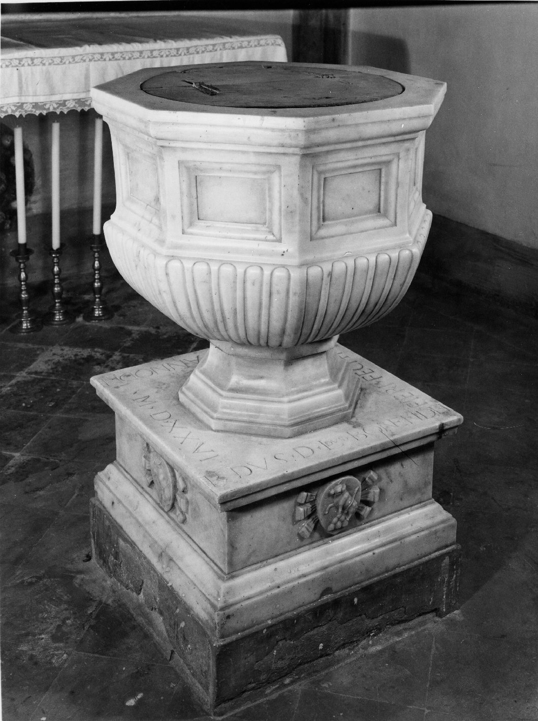 fonte battesimale - a vasca - bottega toscana (sec. XVI)