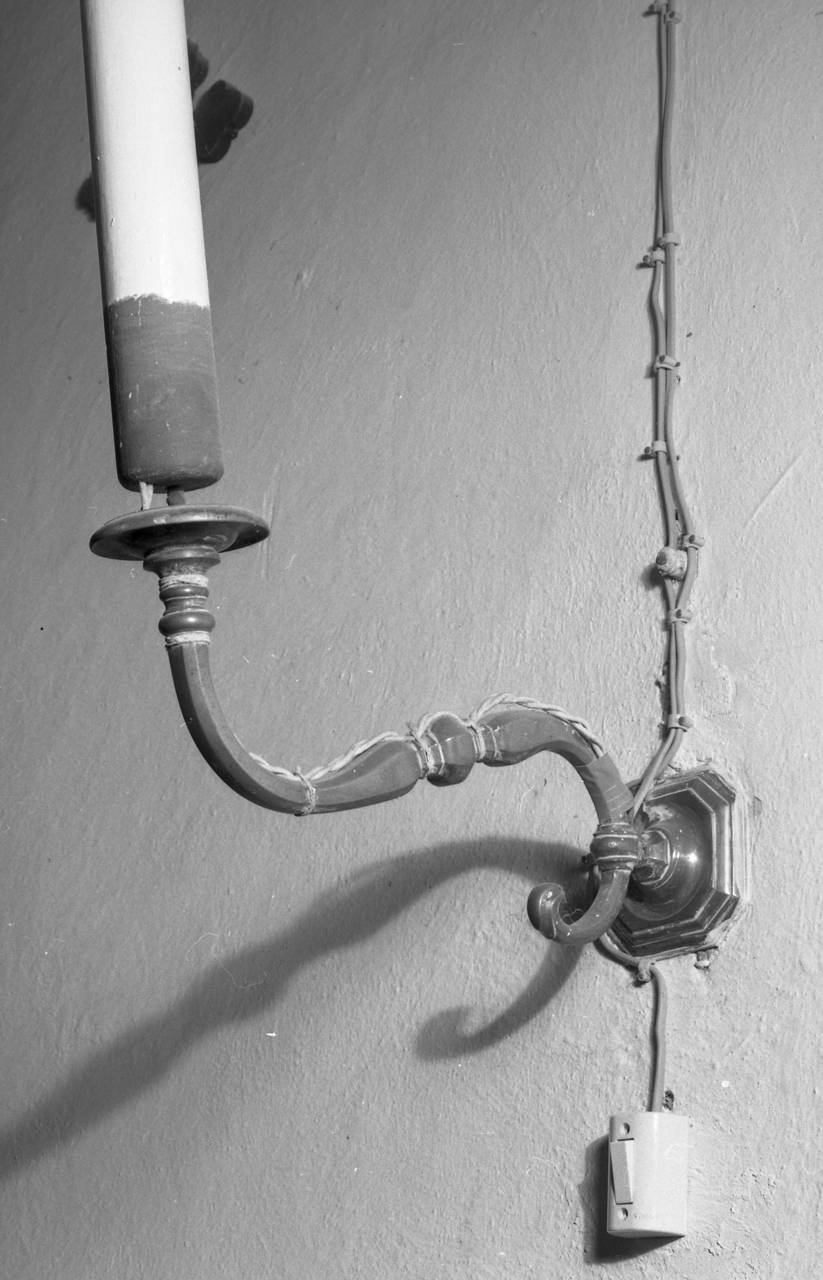 candeliere da parete, serie - bottega toscana (metà sec. XX)