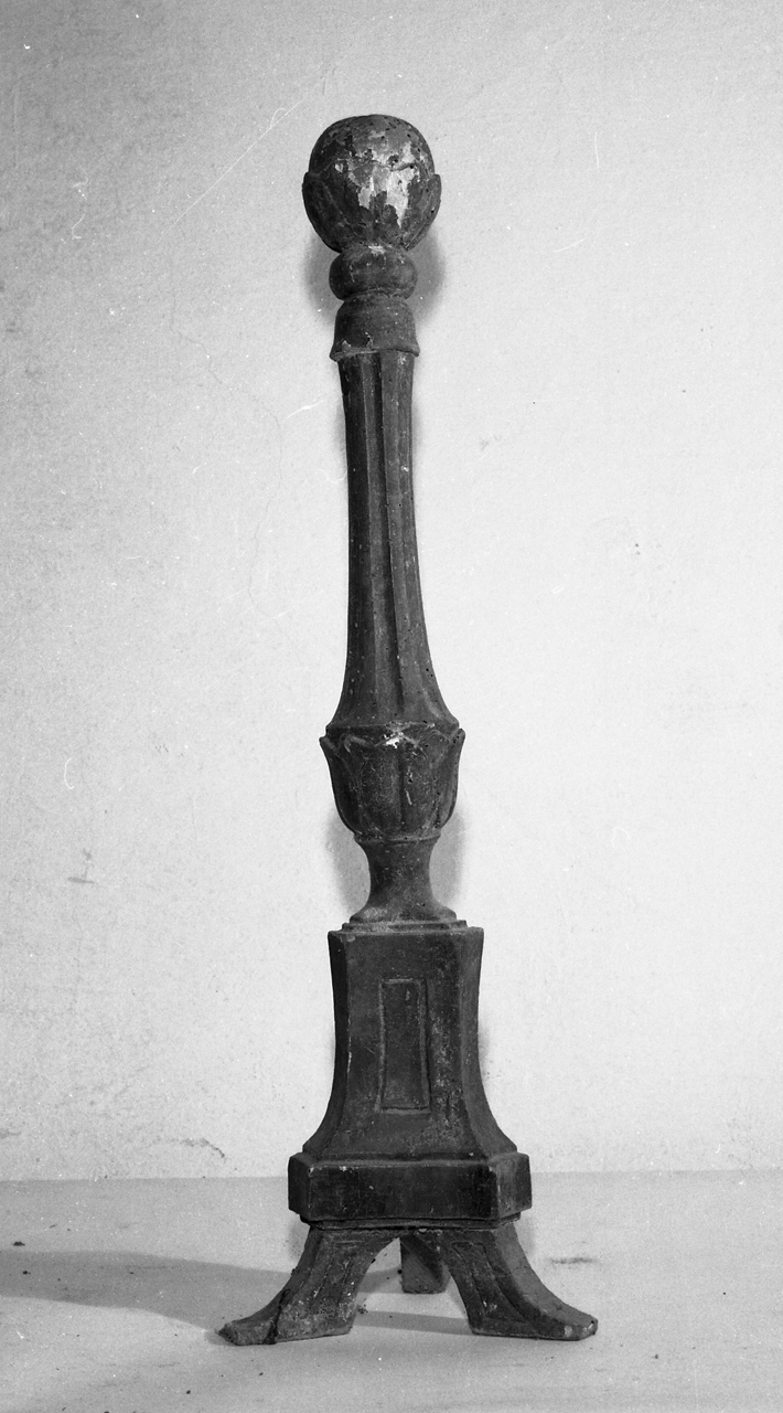 base per croce d'altare, serie - bottega tosco-umbra (fine/inizio secc. XVIII/ XIX)