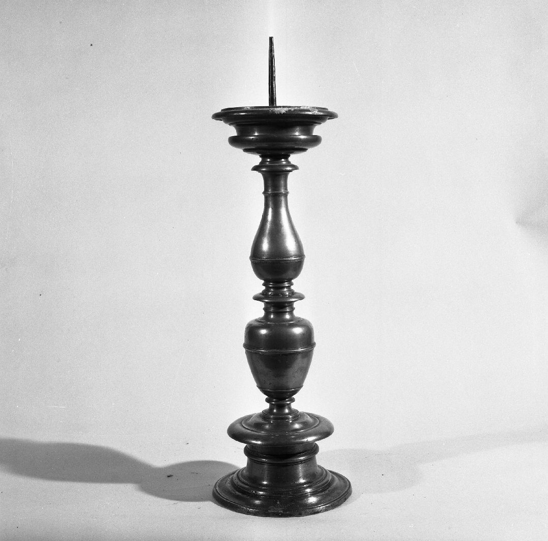 candeliere - bottega toscana (fine/inizio secc. XVII/ XVIII)