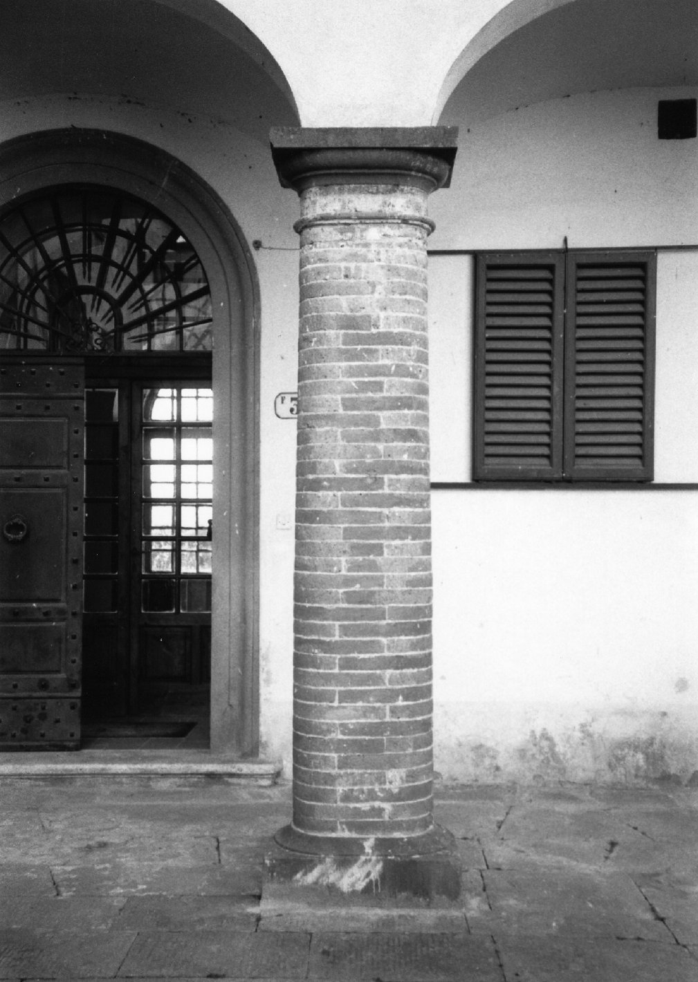 colonna, serie - bottega toscana (sec. X)