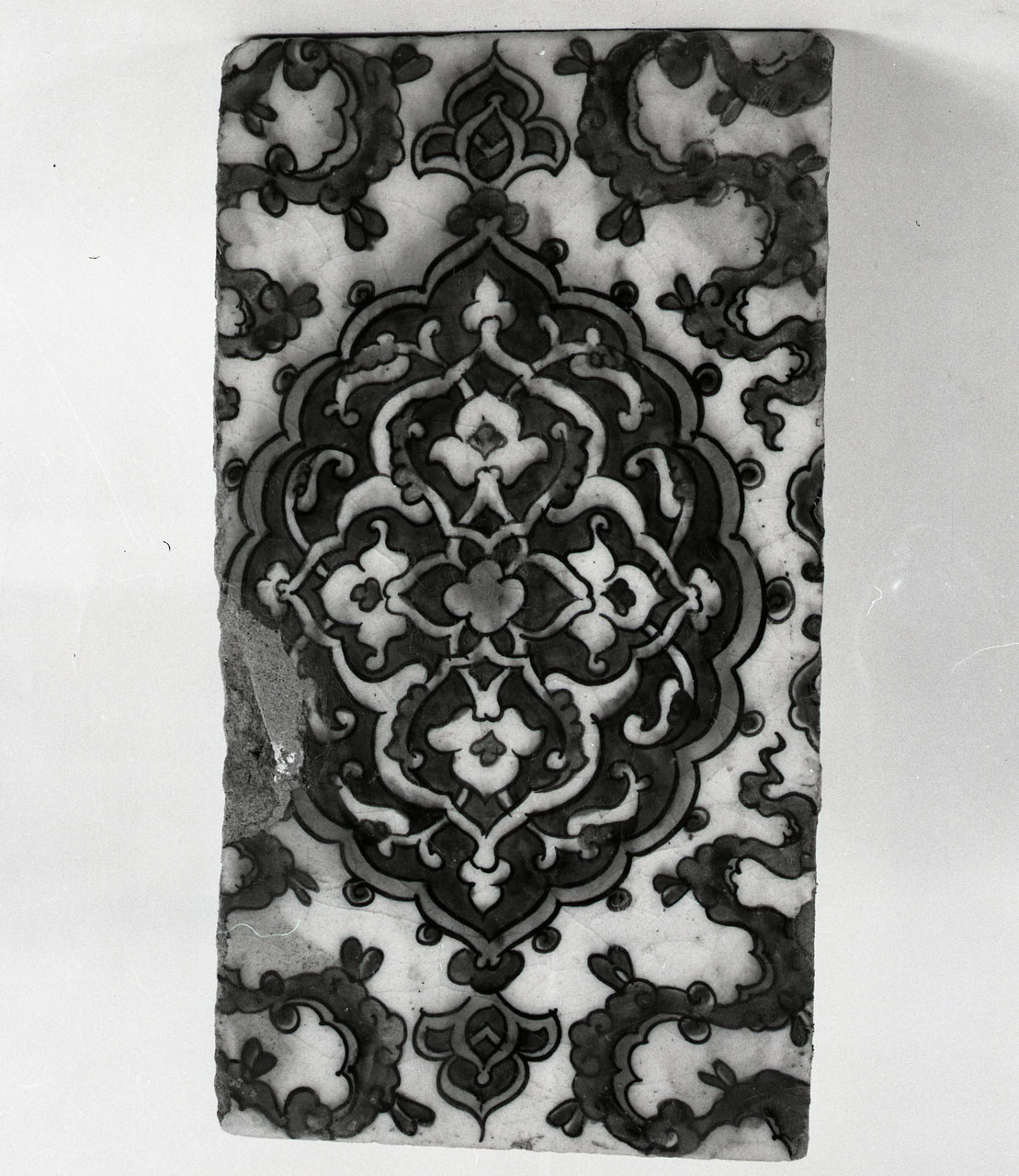 motivo decorativo ad arabesco (mattonella) - bottega di Iznik (fine/inizio secc. XVI/ XVII)