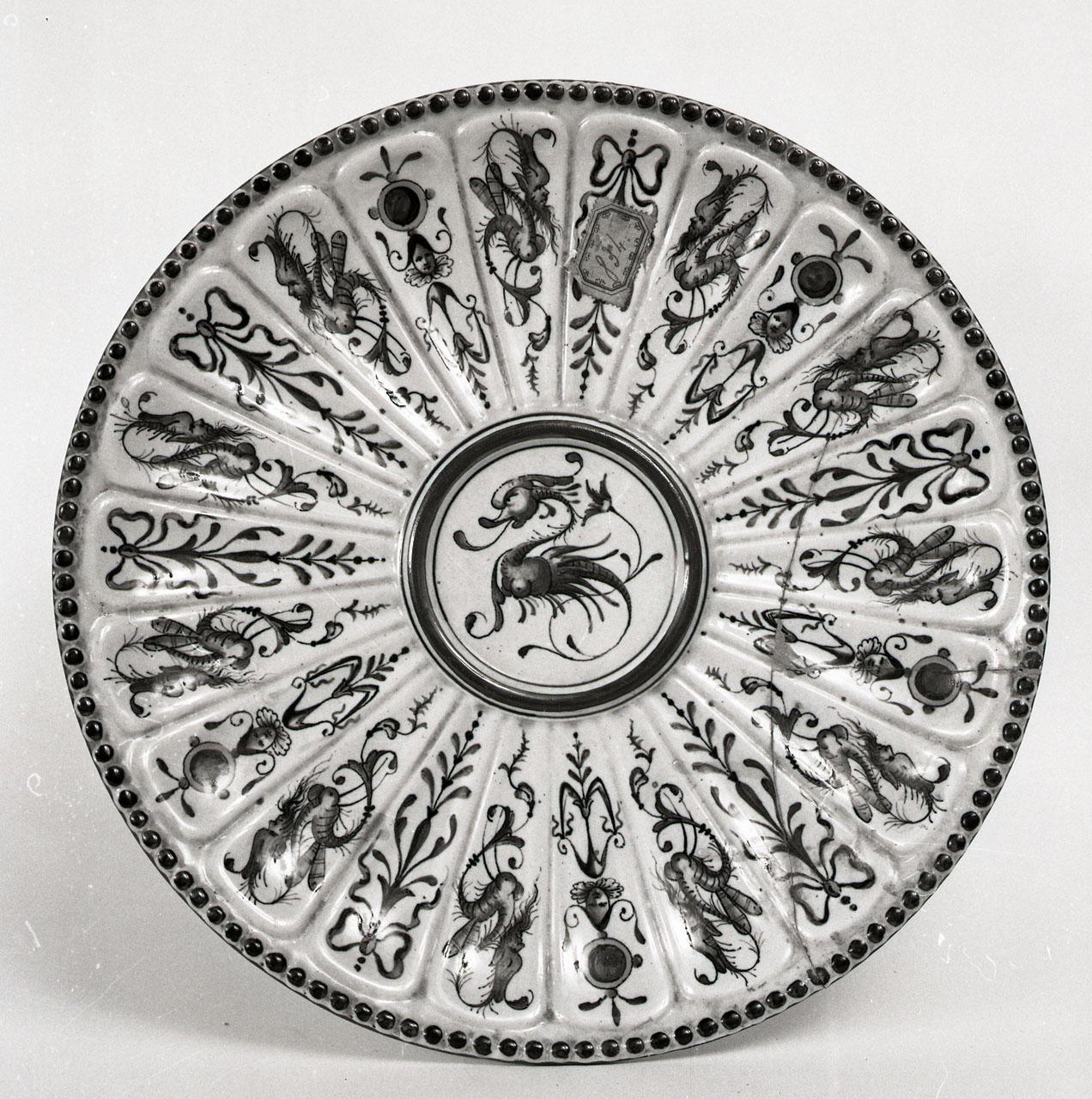 motivi decorativi a grottesche (alzata) - manifattura di Doccia (ultimo quarto sec. XIX)