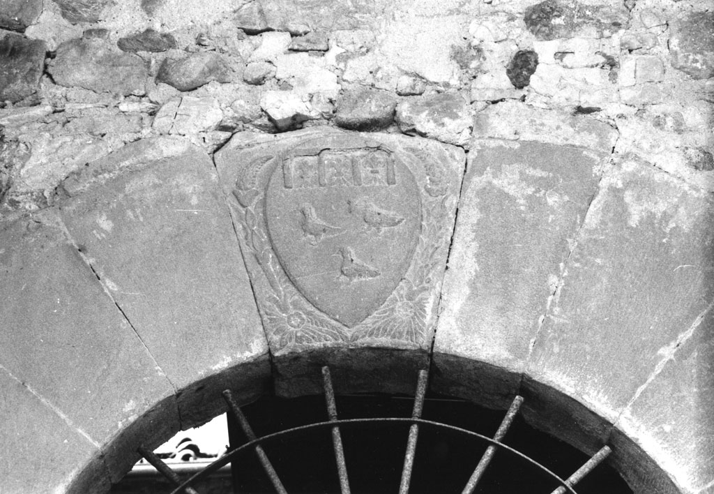 stemma gentilizio della famiglia Pichi (rilievo) - bottega toscana (metà sec. XV)