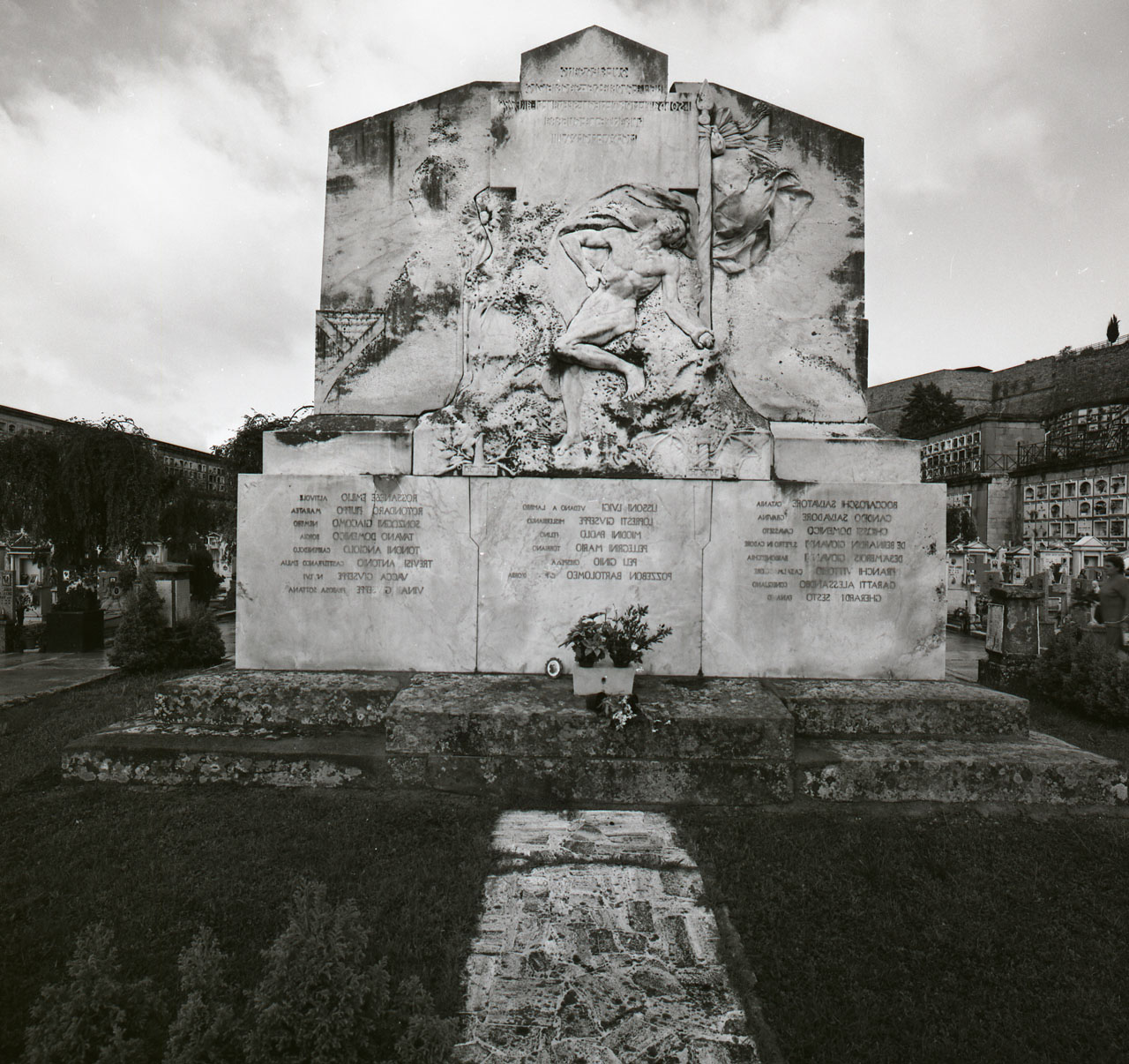 monumento funebre di Lazzerini Alessandro (attribuito) (sec. XX)