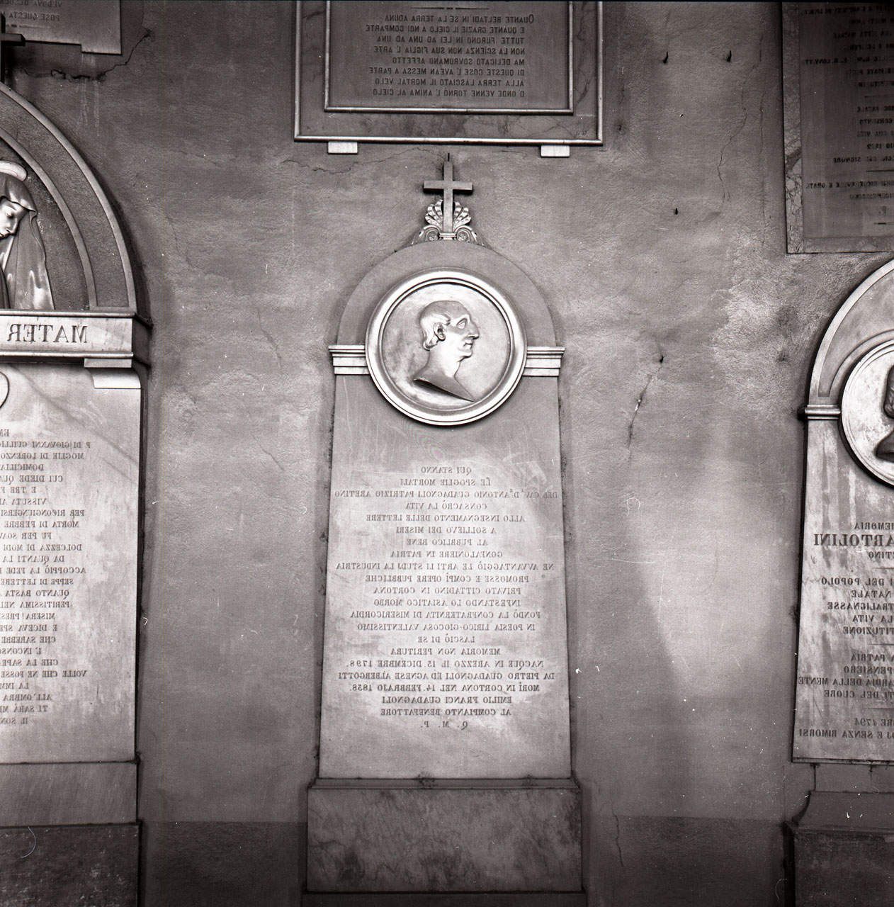 ritratto d'uomo di profilo (lapide tombale) - bottega aretina (sec. XIX)