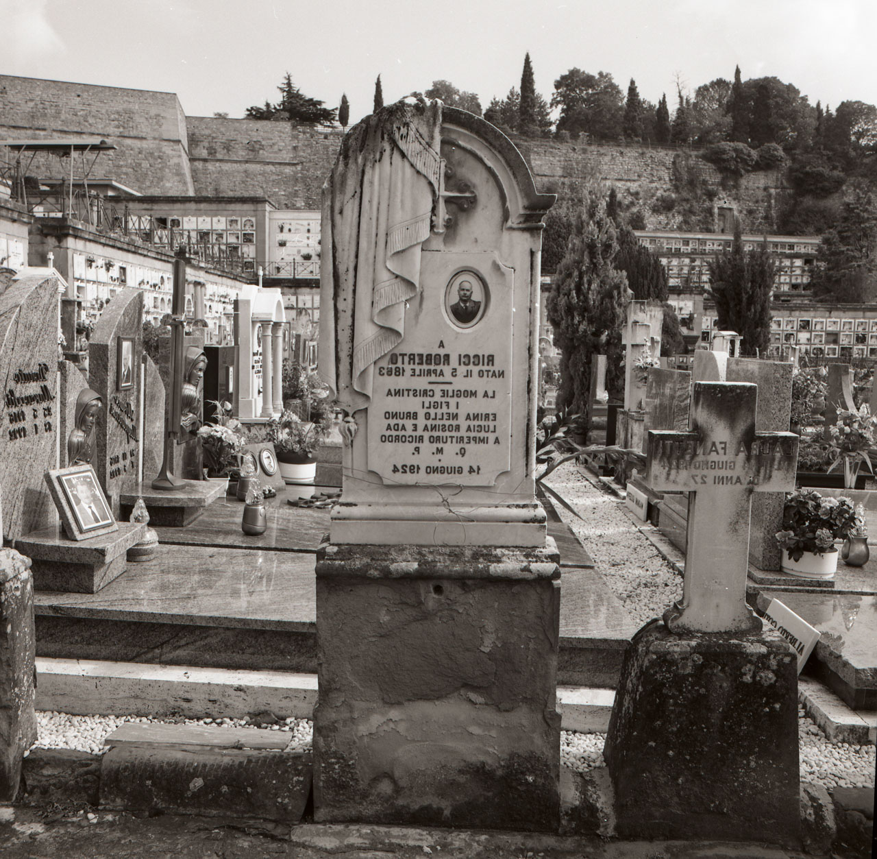 lapide tombale - bottega aretina (sec. XX)