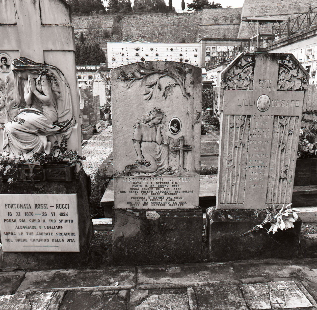 figura femminile inginocchiata (lapide tombale) - bottega aretina (sec. XX)