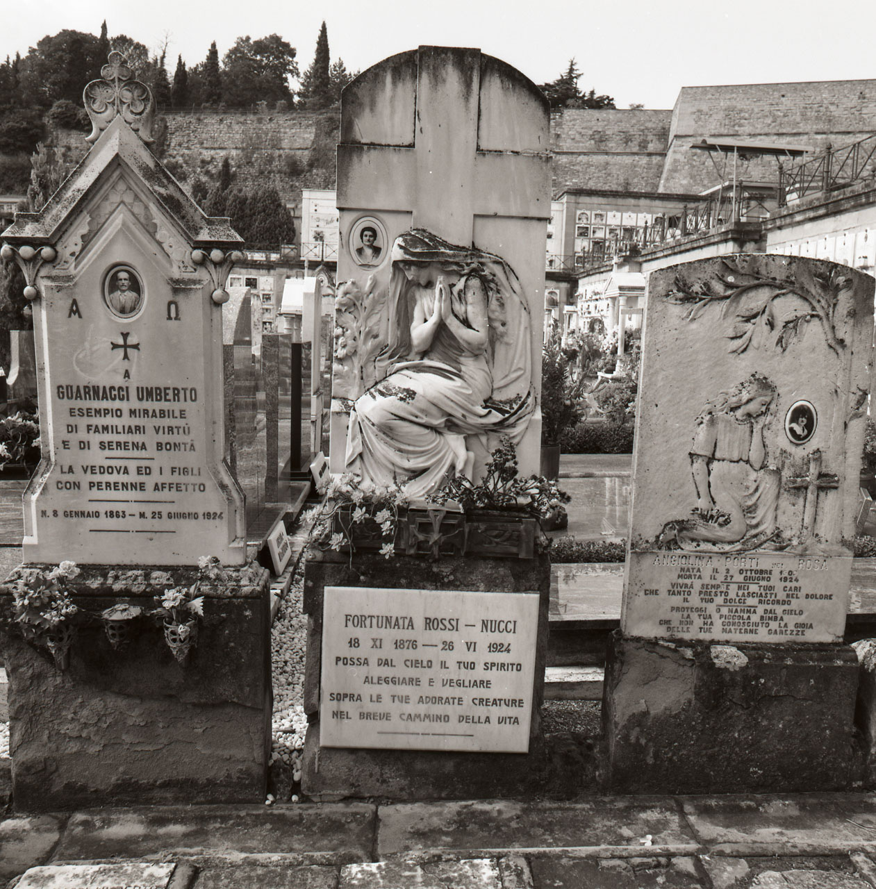 figura femminile inginocchiata (lapide tombale) - bottega aretina (sec. XX)