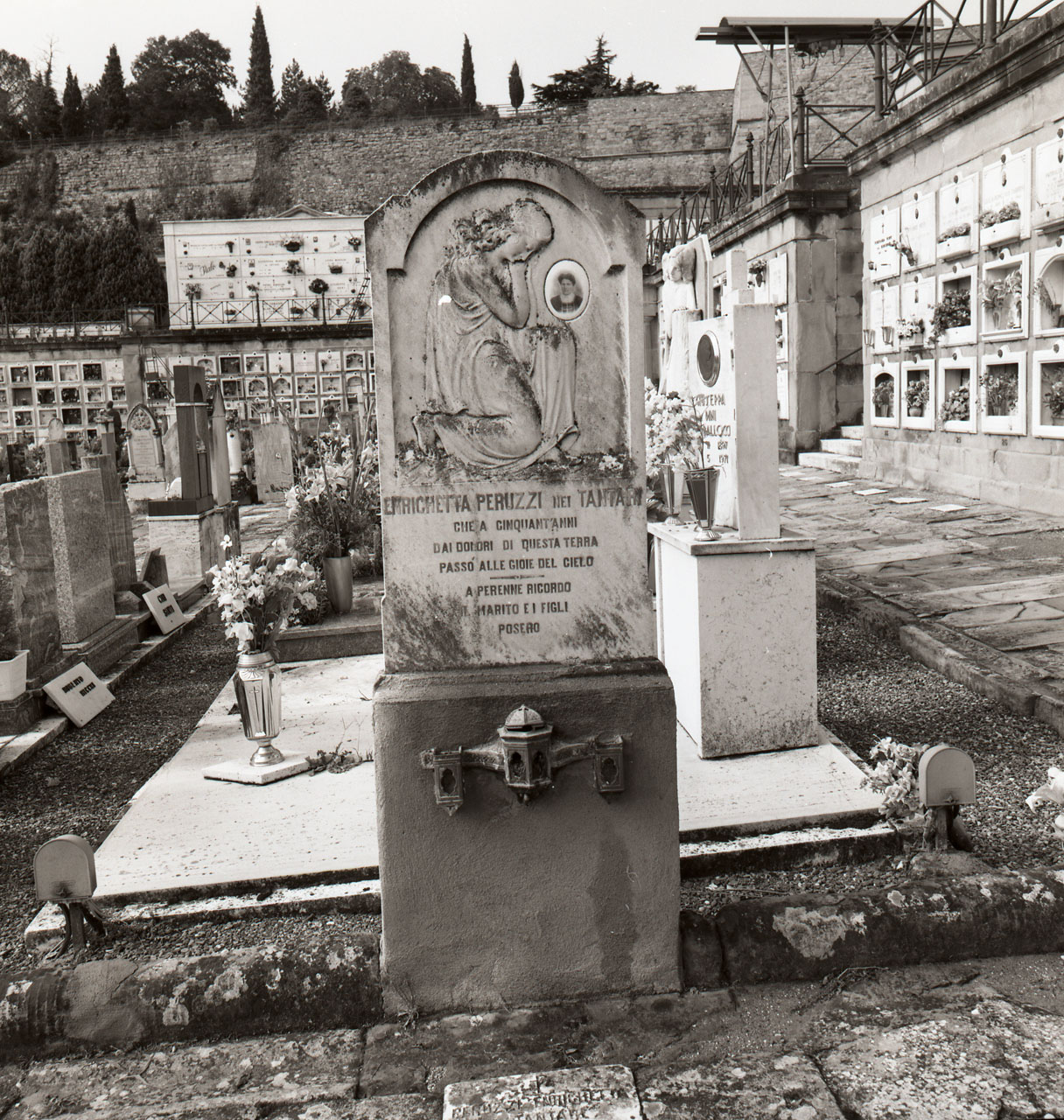 figura femminile inginocchiata (lapide tombale) - bottega aretina (sec. XX)