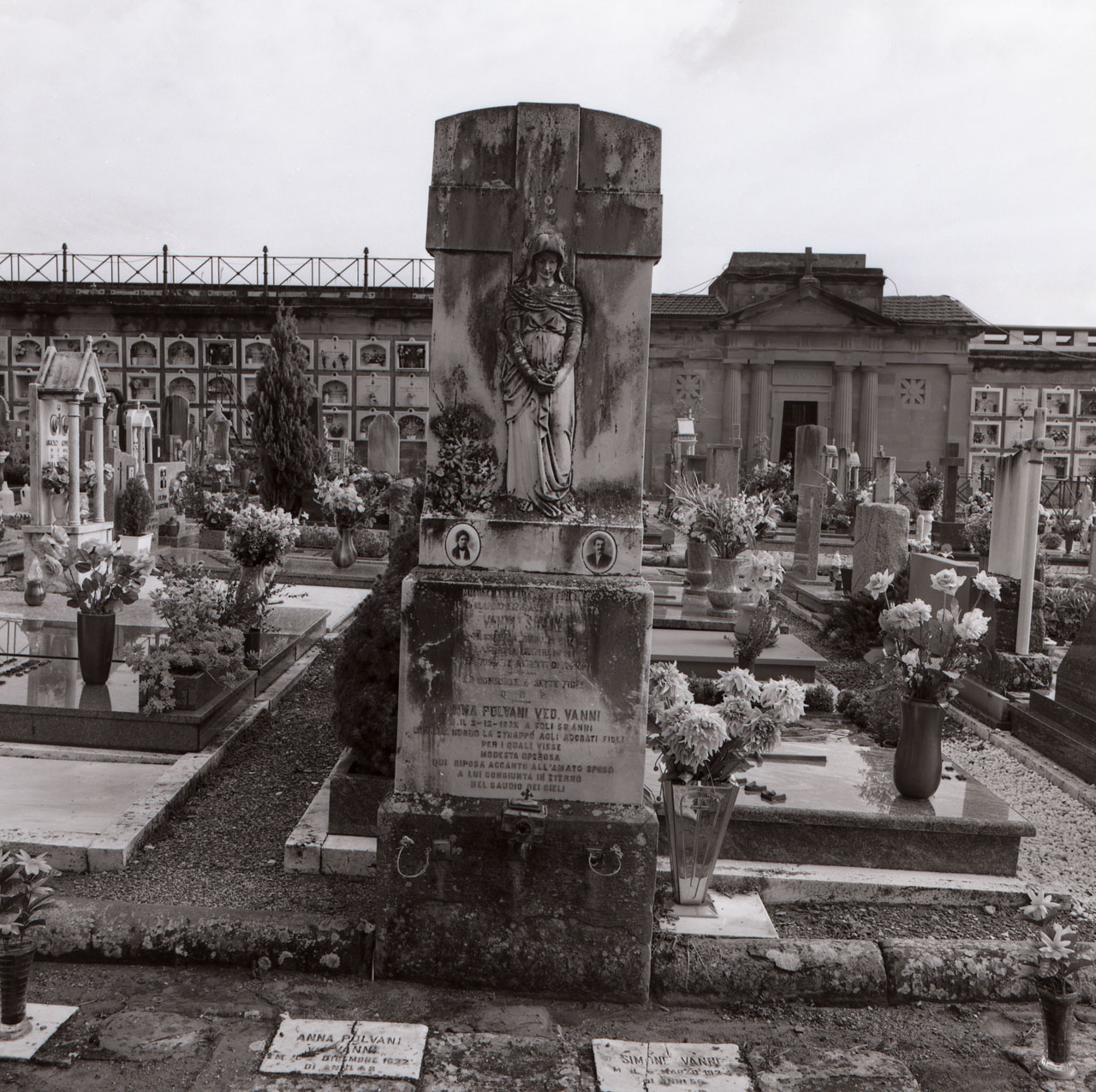 figura femminile (lapide tombale) - bottega aretina (sec. XX)