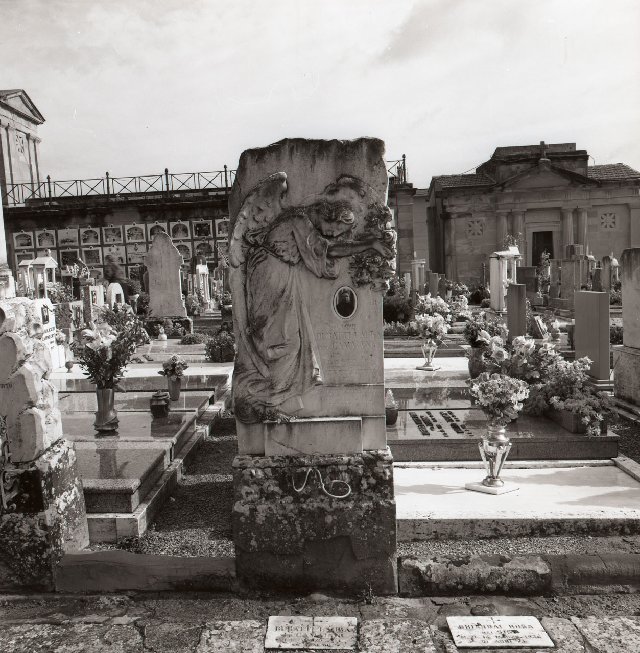 angelo in preghiera (lapide tombale) - bottega aretina (sec. XX)