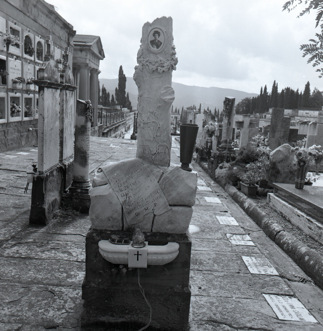 monumento funebre di Burroni Sigismondo (attribuito) (sec. XX)