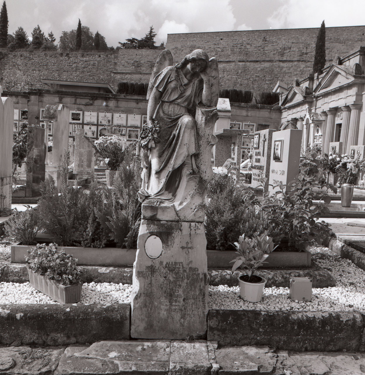 angelo con ghirlanda (monumento funebre) - bottega aretina (sec. XX)