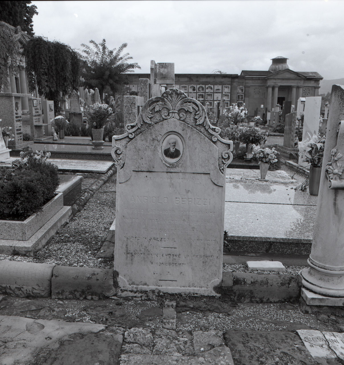 lapide tombale - bottega aretina (sec. XX)