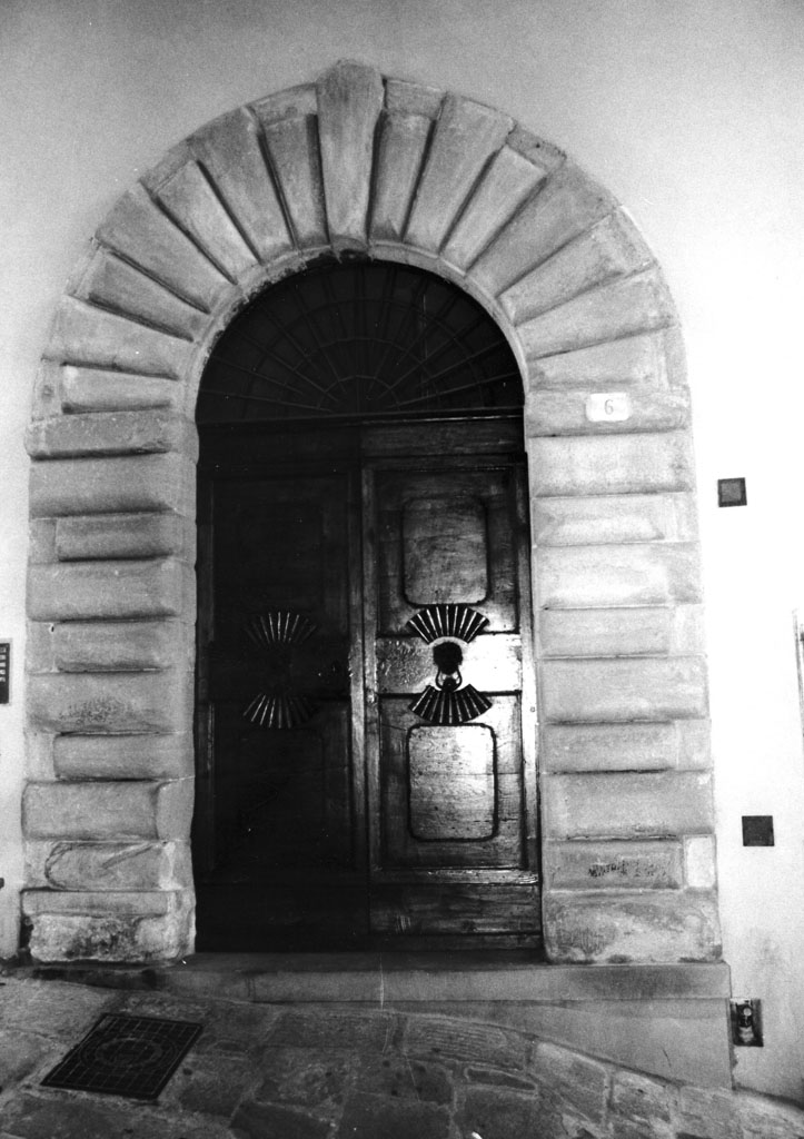 portone - bottega aretina (fine/inizio secc. XV/ XVI)