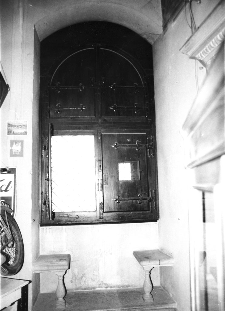 finestra, serie - bottega aretina (sec. XX)