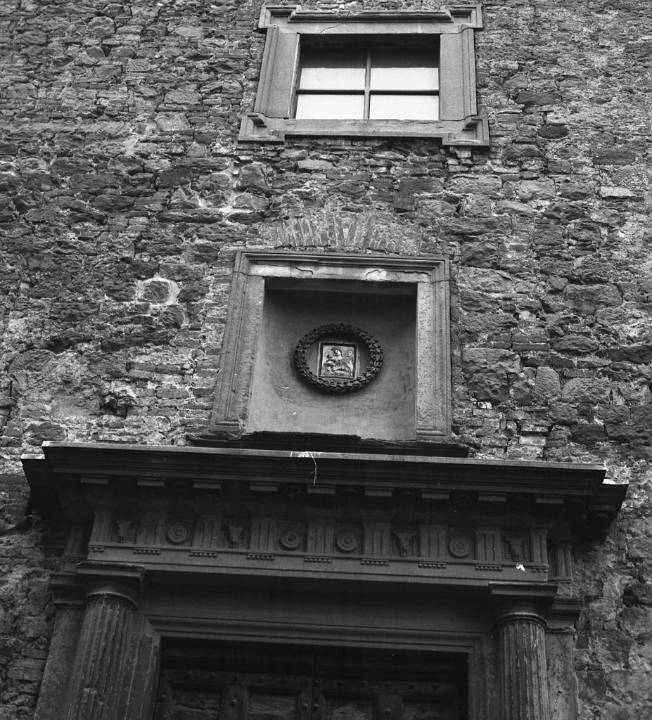 Madonna con Bambino (rilievo) - ambito toscano (prima metà sec. XVI)