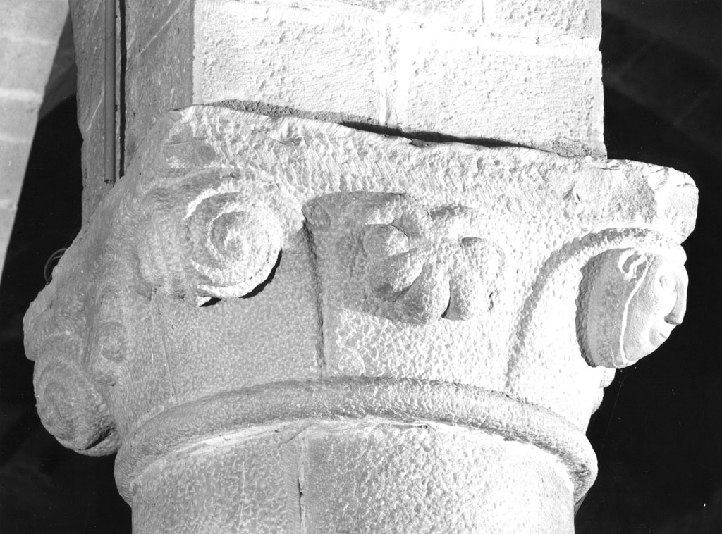 capitello, elemento d'insieme - manifattura toscana (sec. XIII)
