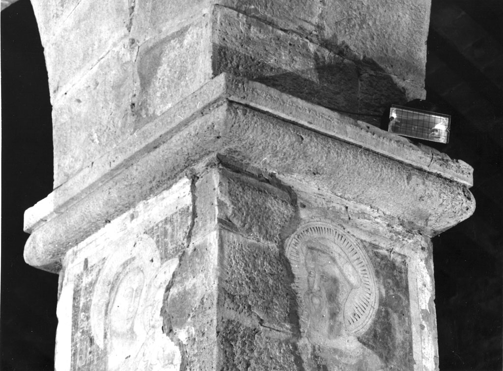 capitello, elemento d'insieme - ambito toscano (sec. XIII)