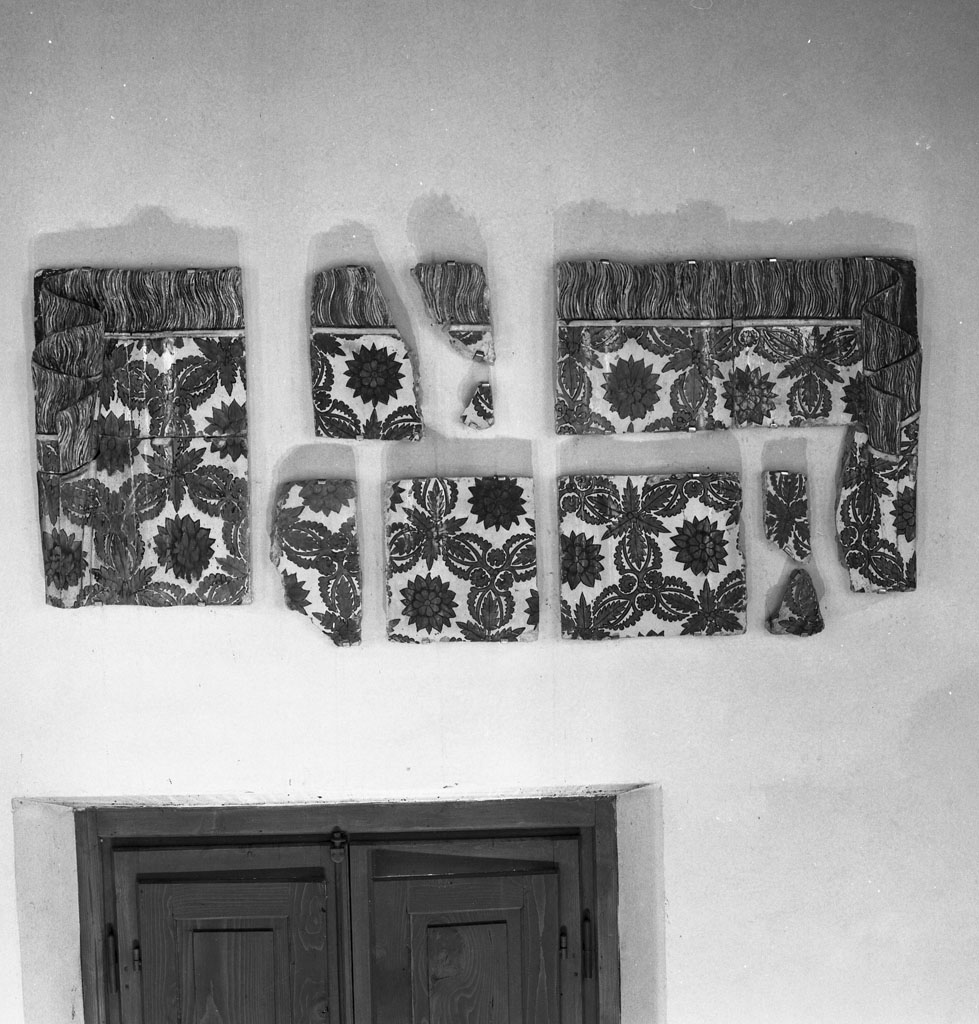 motivi decorativi a finti tendaggi (decorazione plastica) - manifattura toscana (sec. XVI)