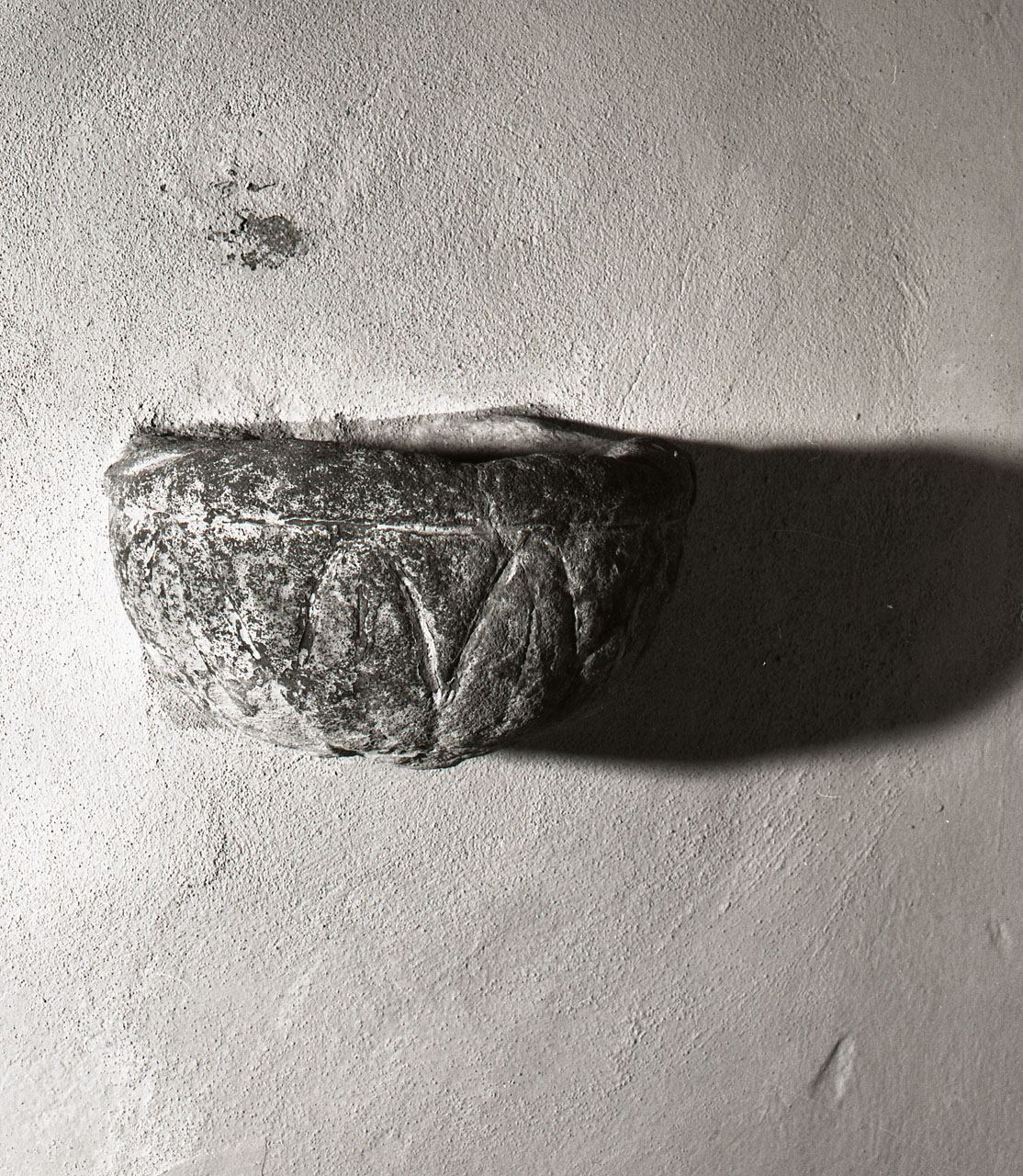 acquasantiera da parete - bottega toscana (sec. XVII)