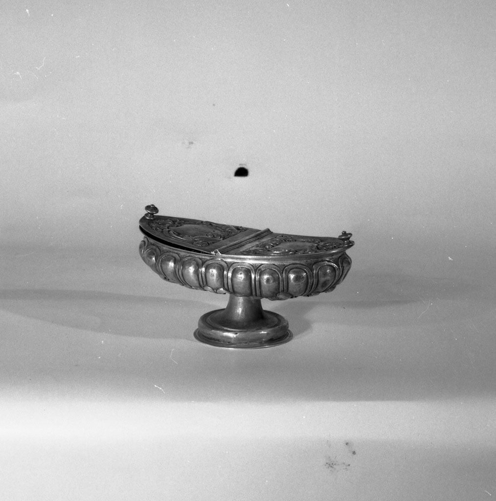 navicella portaincenso - a doppia valva - bottega italiana (inizio sec. XVIII)