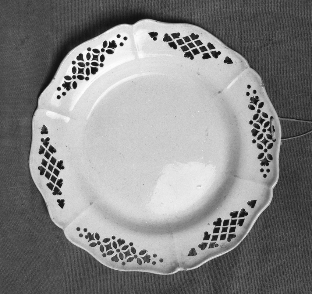 piatto, serie - bottega faentina (sec. XVIII)