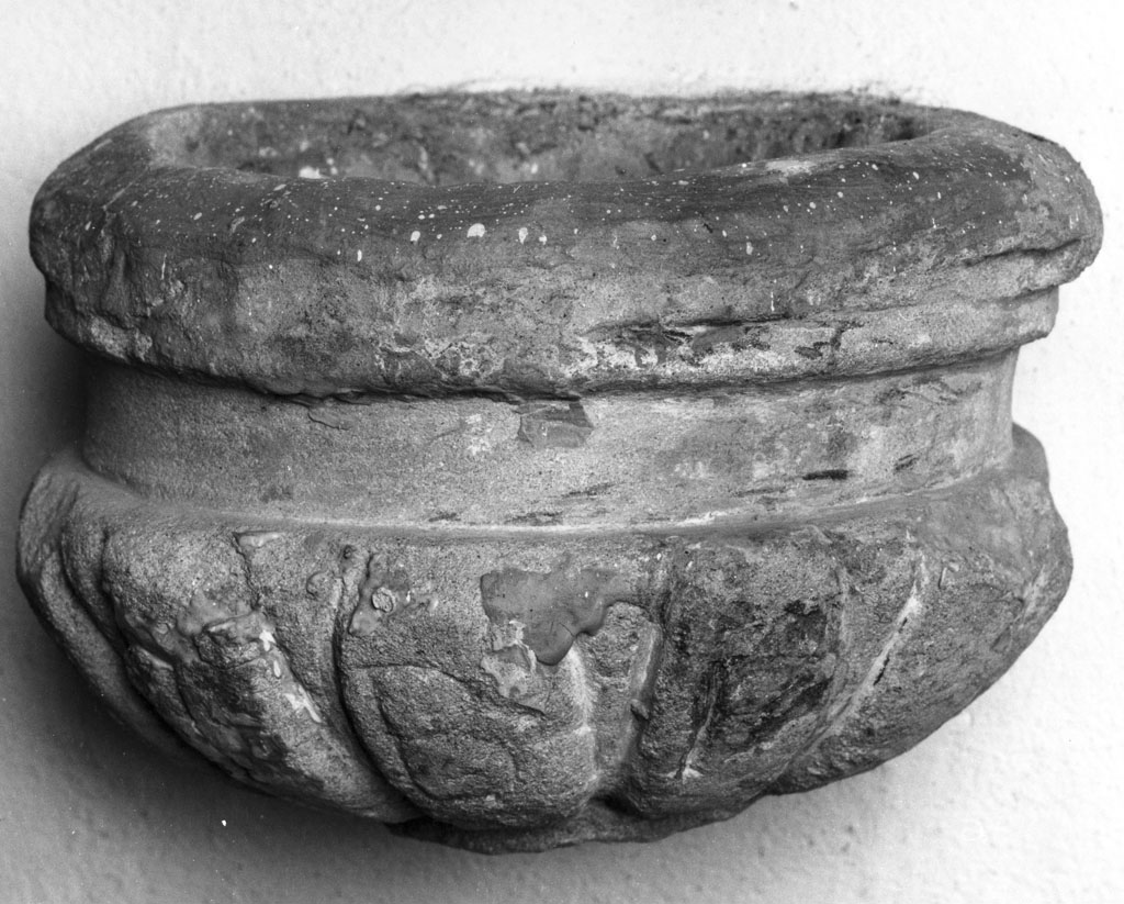acquasantiera da parete - bottega toscana (sec. XVI)
