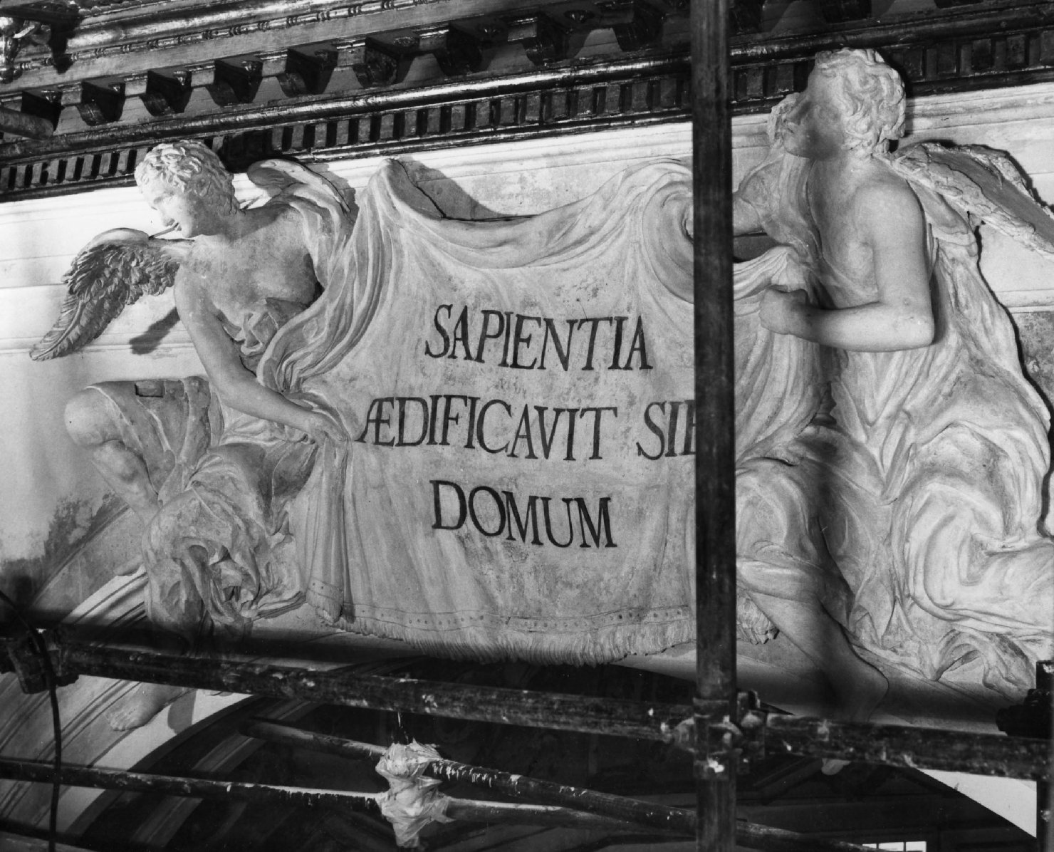angeli reggicartiglio (decorazione plastica) - bottega toscana (sec. XVIII)
