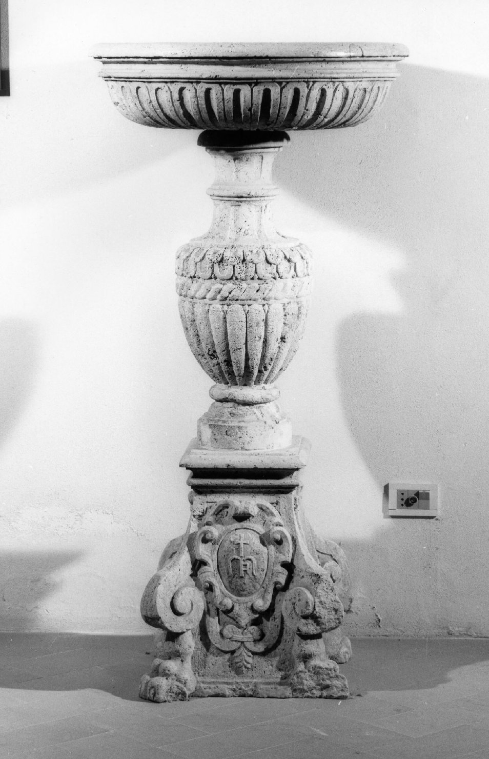 acquasantiera - a fusto - bottega toscana (sec. XVI)