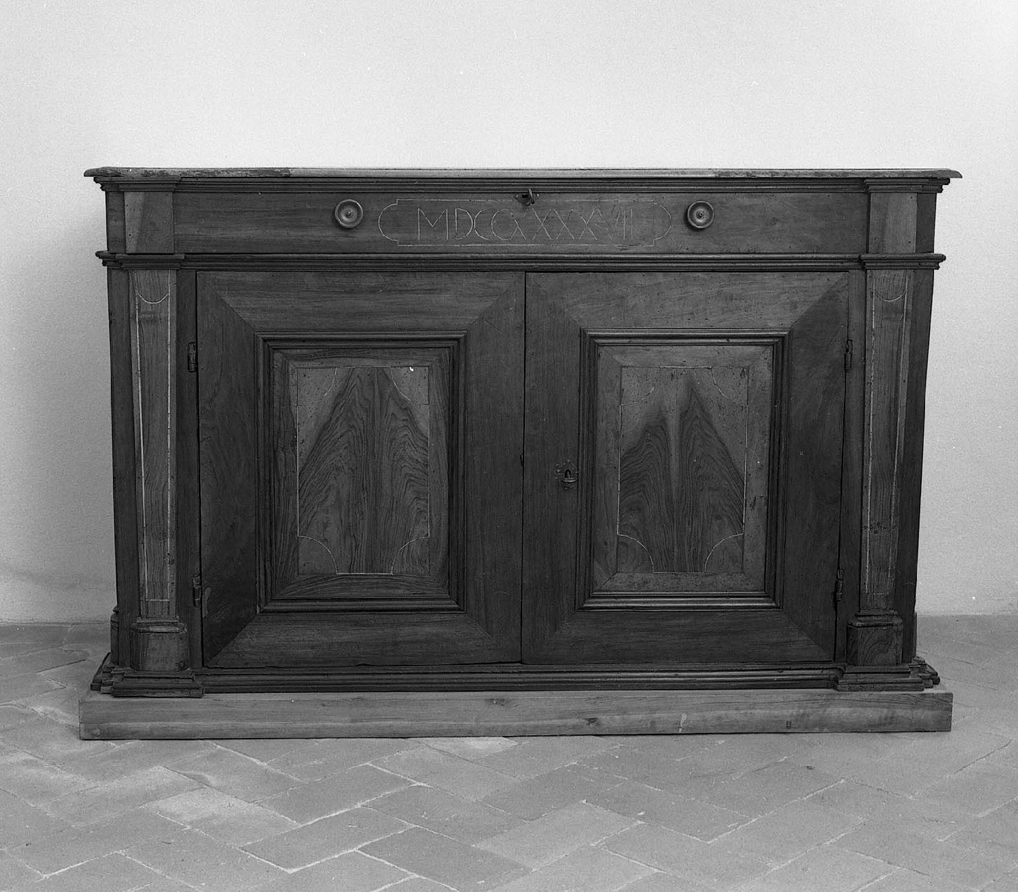credenza, opera isolata - ambito toscano (sec. XVIII)