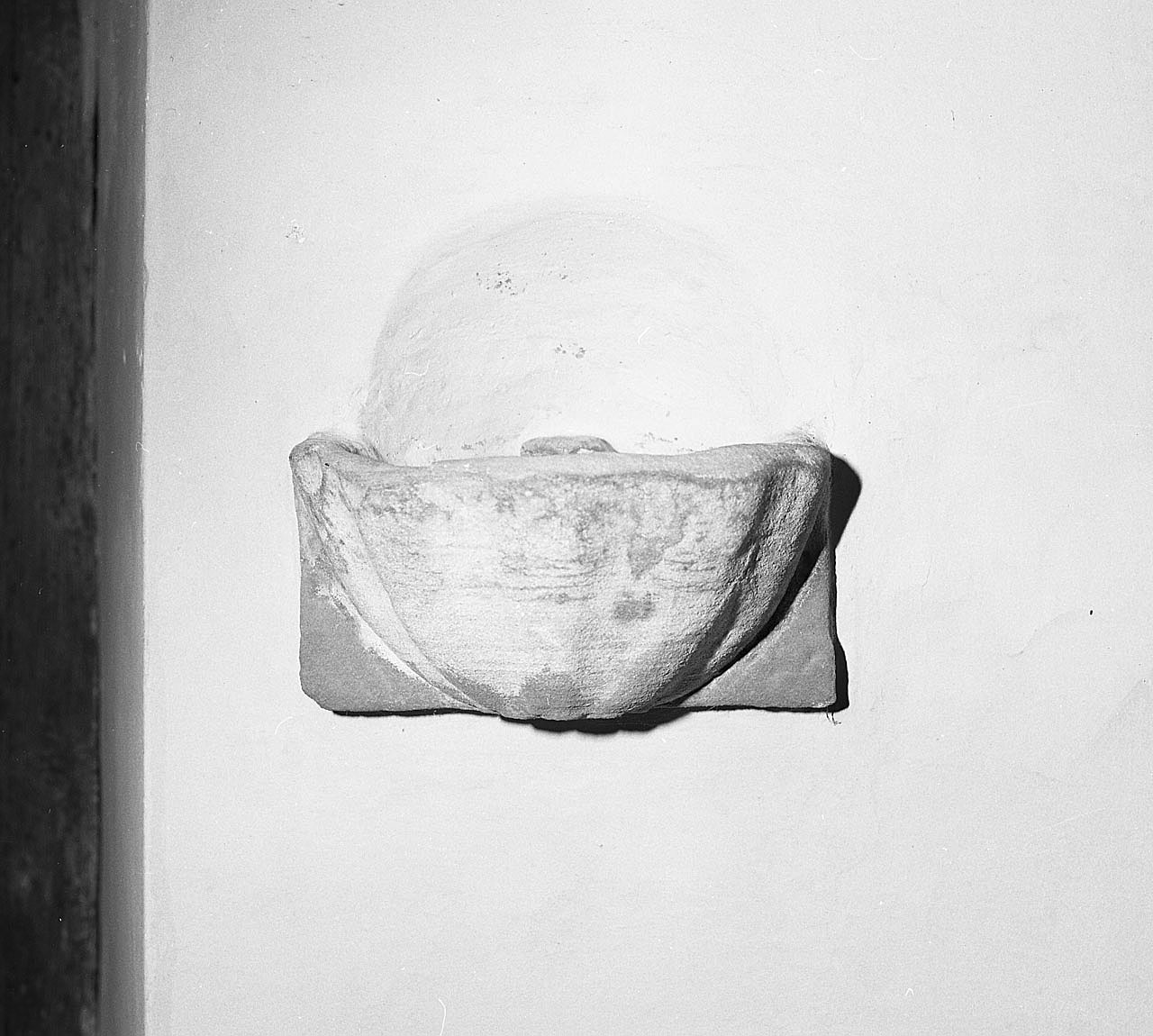 acquasantiera da parete - ambito toscano (seconda metà sec. XVI)