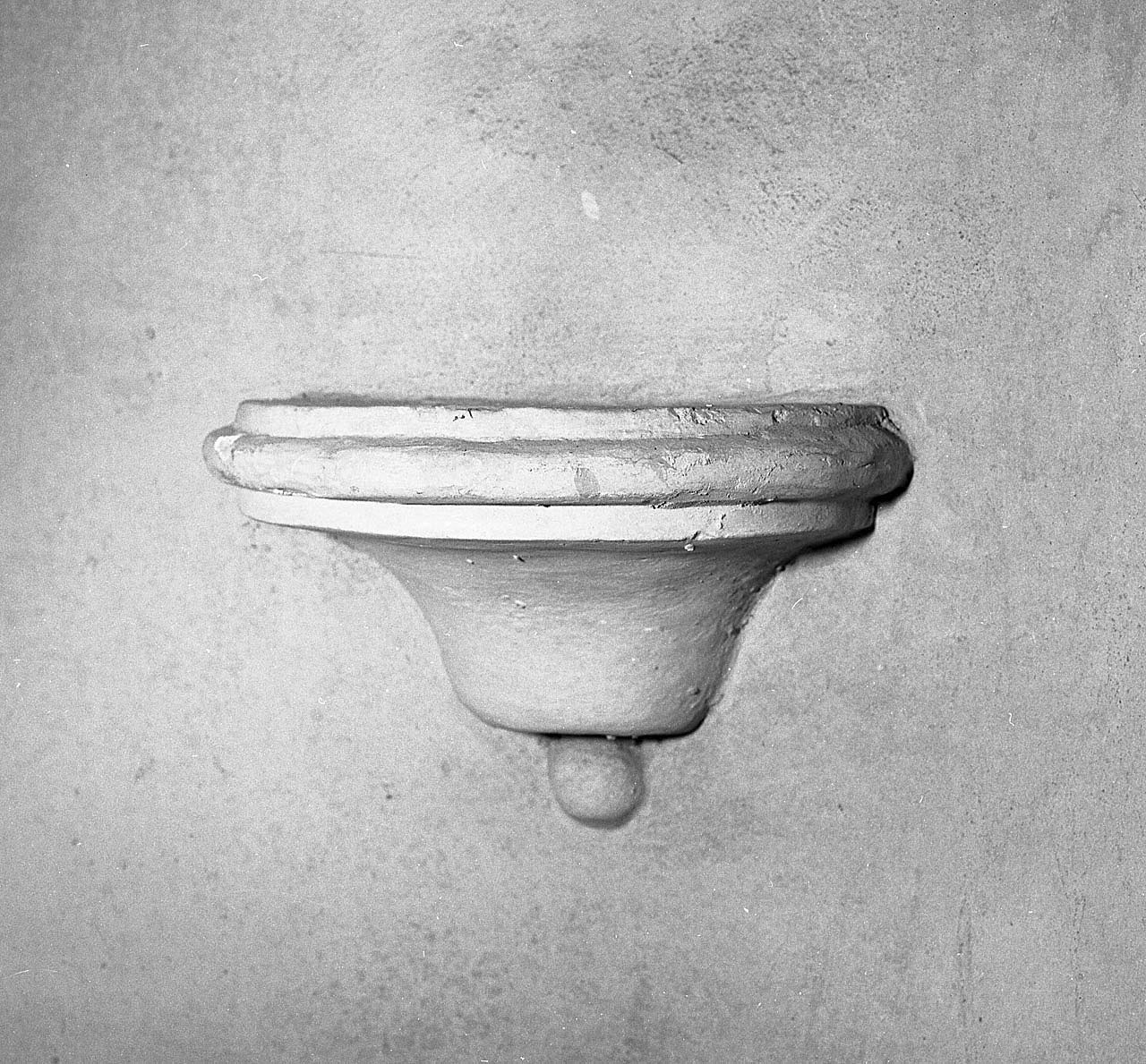 acquasantiera da parete - ambito toscano (seconda metà sec. XVIII)