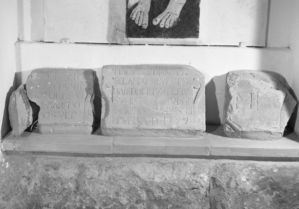 lapide, complesso decorativo - bottega aretina (sec. XVI)