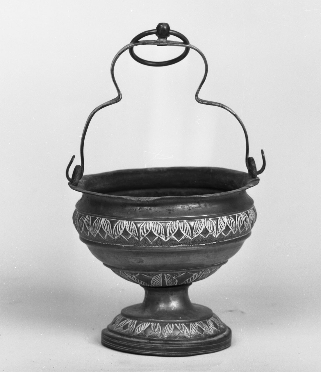 secchiello per l'acqua benedetta - bottega toscana (primo quarto sec. XX)