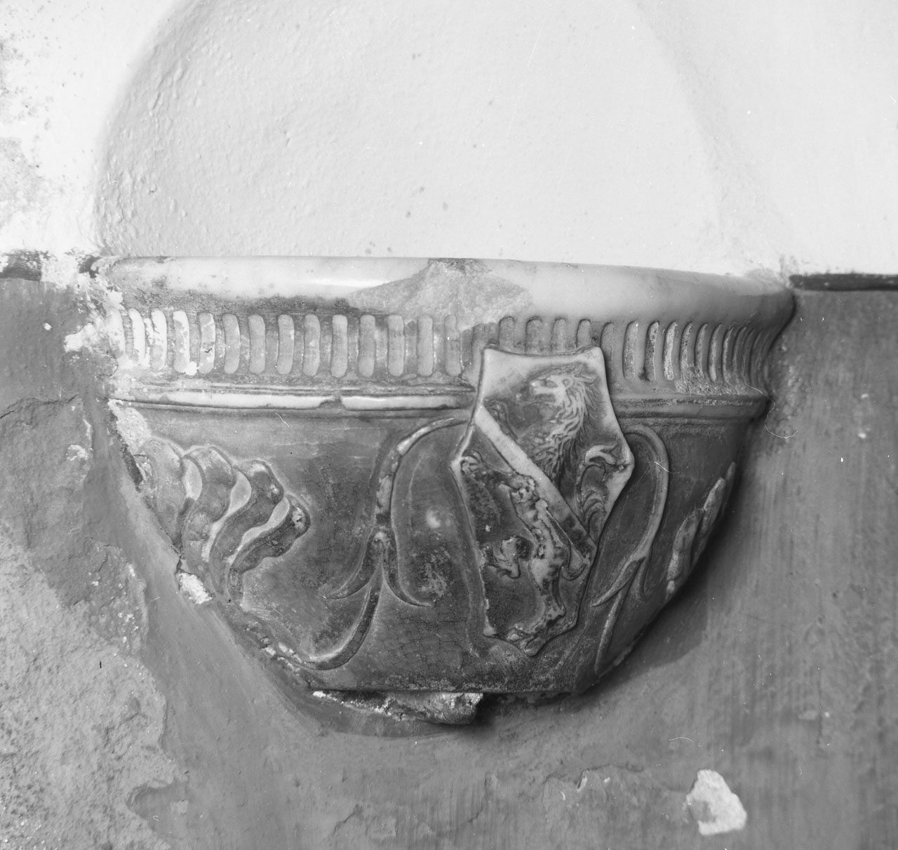 acquasantiera da parete - bottega toscana (seconda metà sec. XVI)