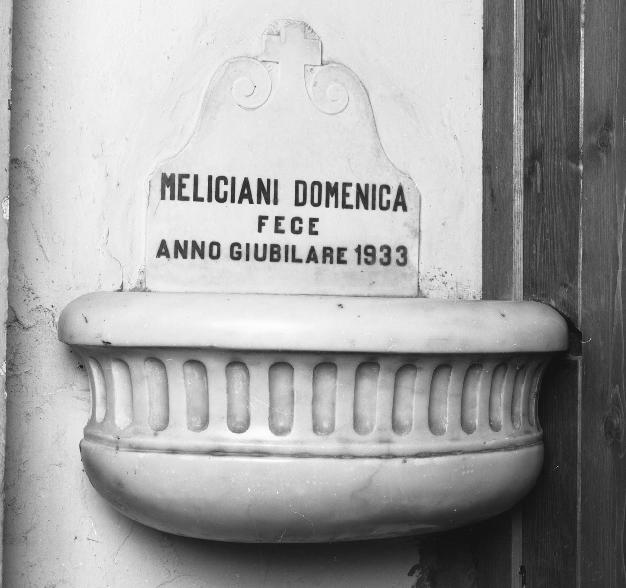 acquasantiera da parete, coppia - bottega toscana (sec. XX)