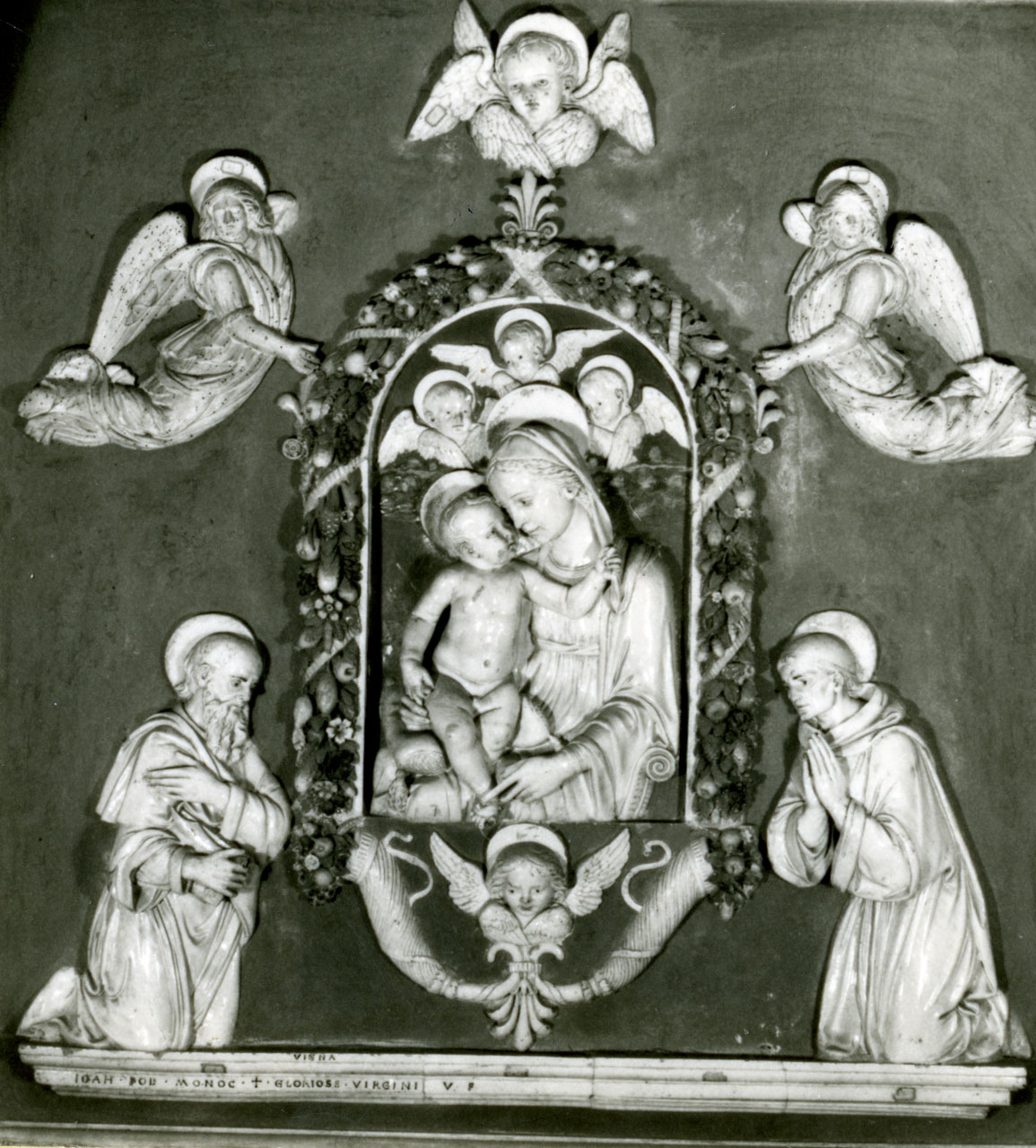 Madonna in adorazione di Gesù Bambino (rilievo) - bottega robbiana (fine/inizio secc. XV/ XVI)