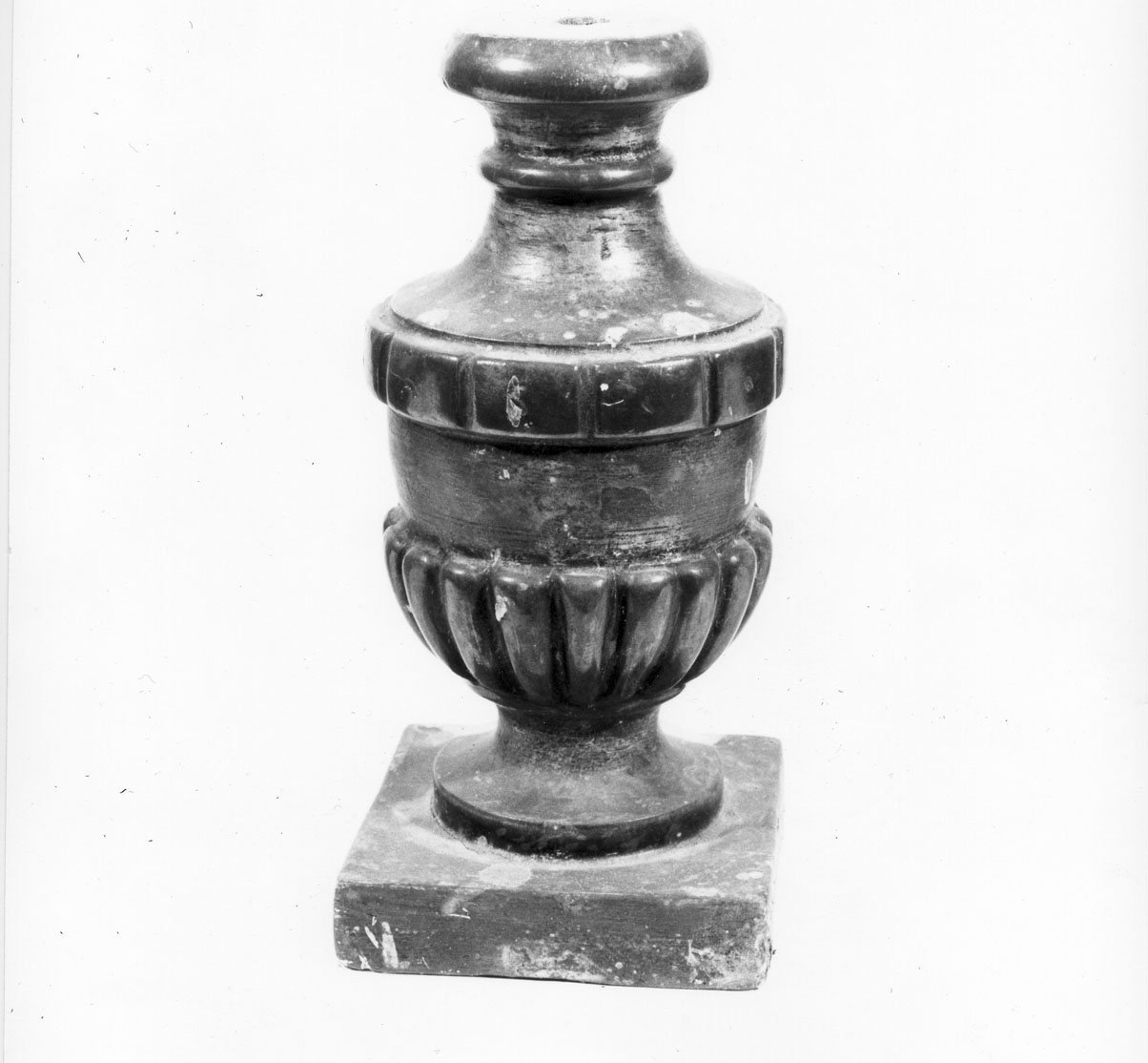 vaso d'altare, serie - bottega toscana (secondo quarto sec. XX)