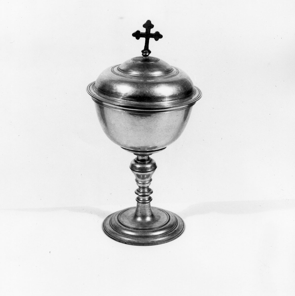 pisside - bottega toscana (prima metà sec. XX)