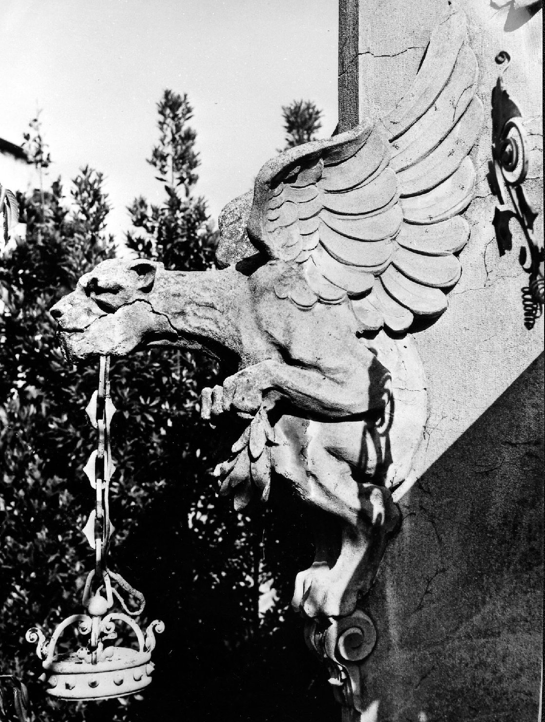 grifone (scultura) di Brandaglia Leopoldo (prima metà sec. XX)